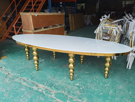 Ovale MDF-Hochzeits-Bankettische bewirten Art-Hochzeitsempfang verlegt SS-Goldkugel-Beine festlich