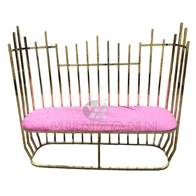 Königlicher Luxus-Stil Hochlehner Gold Spiked Loveseat - Modernes Chesterfield Hochzeitssofa