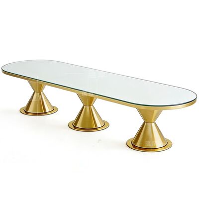 Guter Preis Luxuriöse Neuankündigung Moderne Gold Edelstahl Beine Oval Außenessen Hochzeitstisch mit gehärtetem Glas Oberfläche Hotelmöbel Online