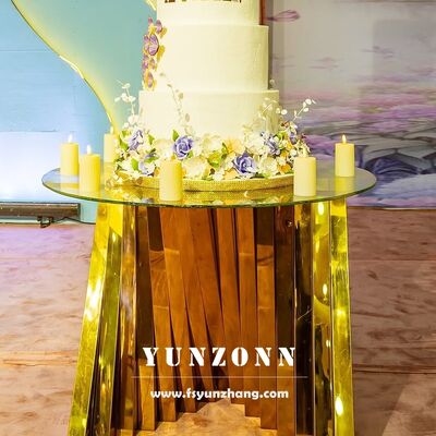 Guter Preis Weißglas Hochzeitsbildschirm Kuchentisch mit rundem Gold Nest Basis Edelstahl für Hotelmöbel Online